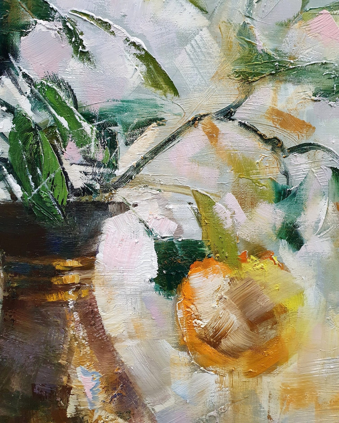 Detailansicht: Ölgemälde von Vadim Lazarev, 80 × 80 cm. Eine braune Vase mit Zweigen und leuchtend gelben Apfelsinen vor einem impressionistisch gehaltenen Hintergrund. Licht, Farbe und Textur verschmelzen zu einer harmonischen Komposition.