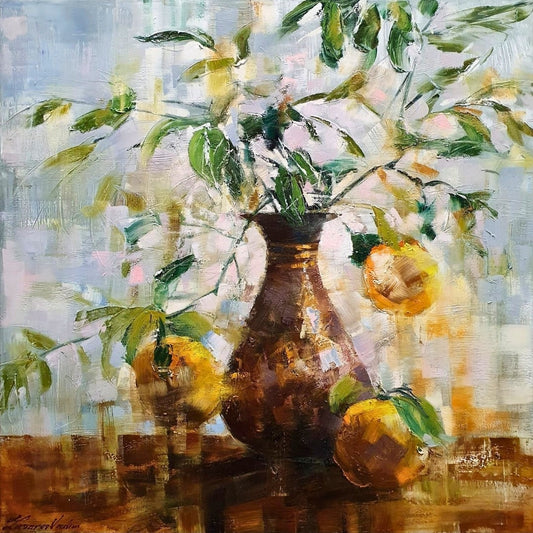 Ölgemälde von Vadim Lazarev, 80 × 80 cm. Eine braune Vase mit Zweigen und leuchtend gelben Apfelsinen vor einem impressionistisch gehaltenen Hintergrund. Licht, Farbe und Textur verschmelzen zu einer harmonischen Komposition.