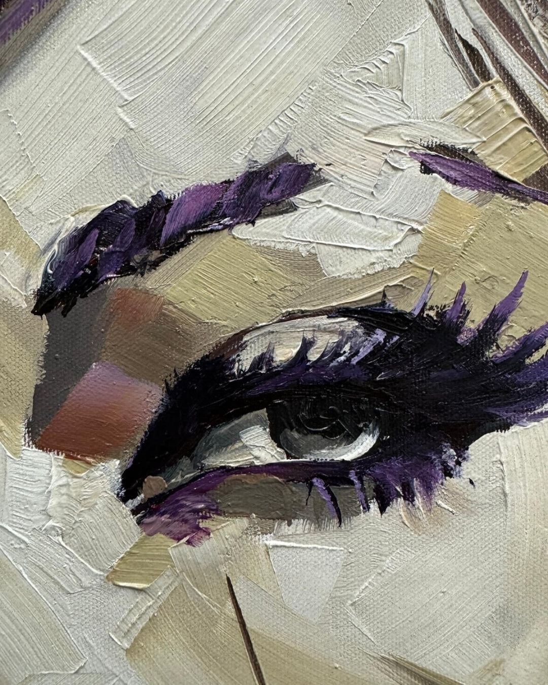 Detailaufnahme zu: Expressives Ölgemälde „Charme“ von Vadim Lazarev (80 × 80 cm). Porträt einer Frau mit intensiven Blick, umgeben von dynamischen Pinselstrukturen in erdigen und violetten Farbtönen.