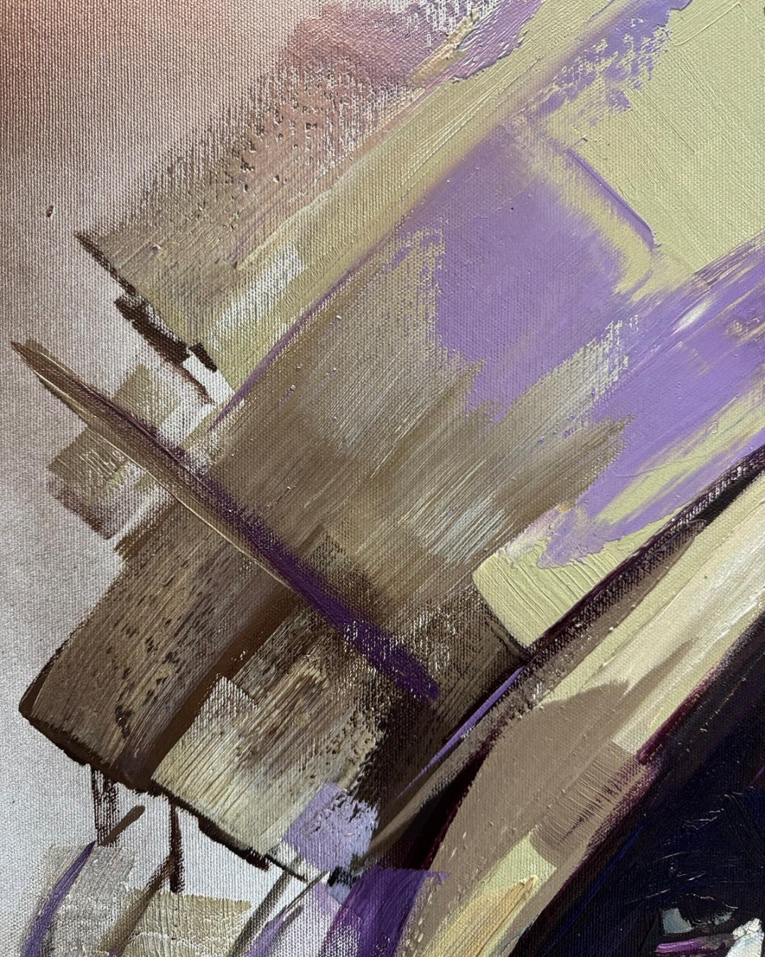 Detailaufnahme zu: Expressives Ölgemälde „Charme“ von Vadim Lazarev (80 × 80 cm). Porträt einer Frau mit intensiven Blick, umgeben von dynamischen Pinselstrukturen in erdigen und violetten Farbtönen.