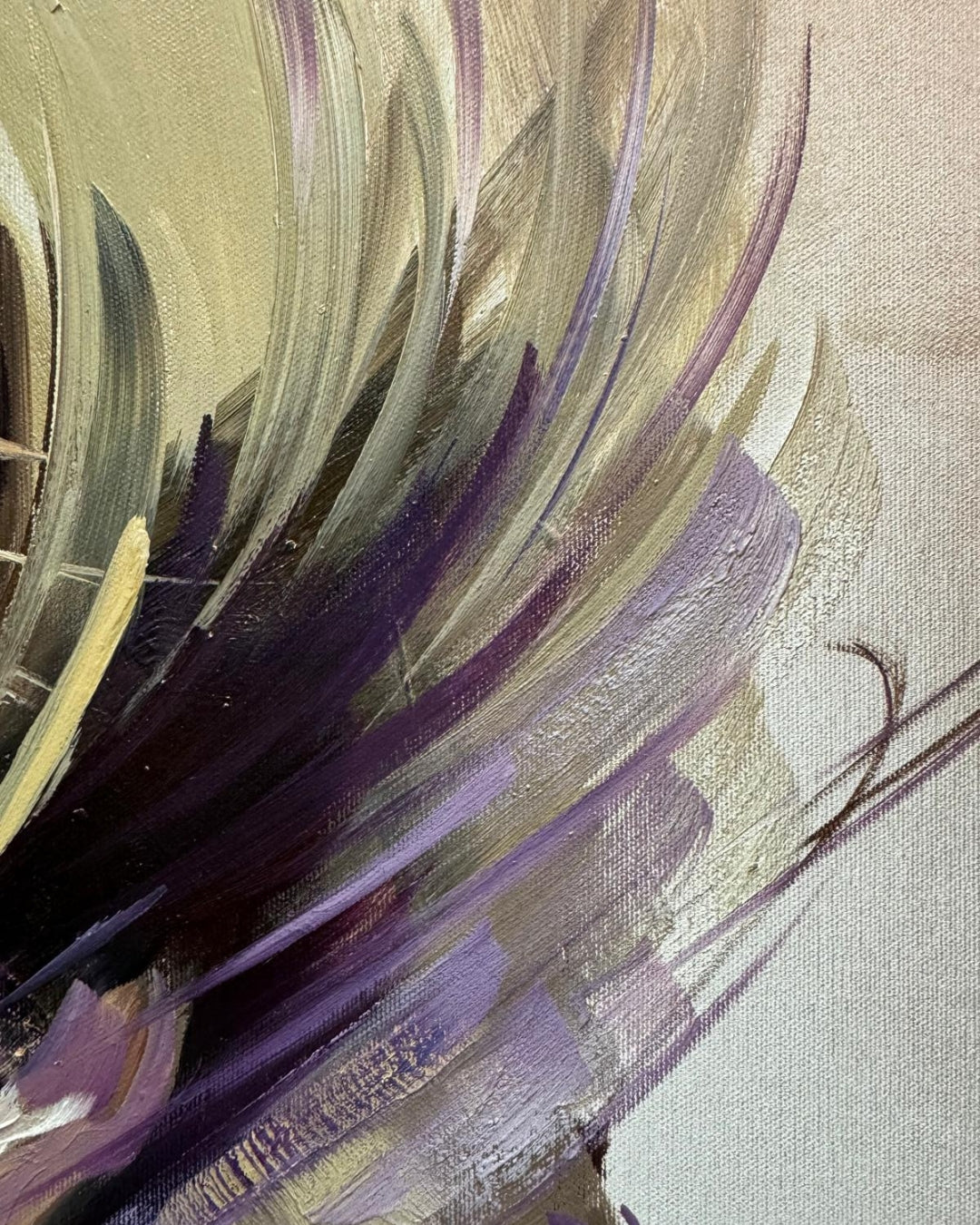 Detailaufnahme zu: Expressives Ölgemälde „Charme“ von Vadim Lazarev (80 × 80 cm). Porträt einer Frau mit intensiven Blick, umgeben von dynamischen Pinselstrukturen in erdigen und violetten Farbtönen.
