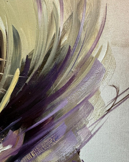 Detailaufnahme zu: Expressives Ölgemälde „Charme“ von Vadim Lazarev (80 × 80 cm). Porträt einer Frau mit intensiven Blick, umgeben von dynamischen Pinselstrukturen in erdigen und violetten Farbtönen.