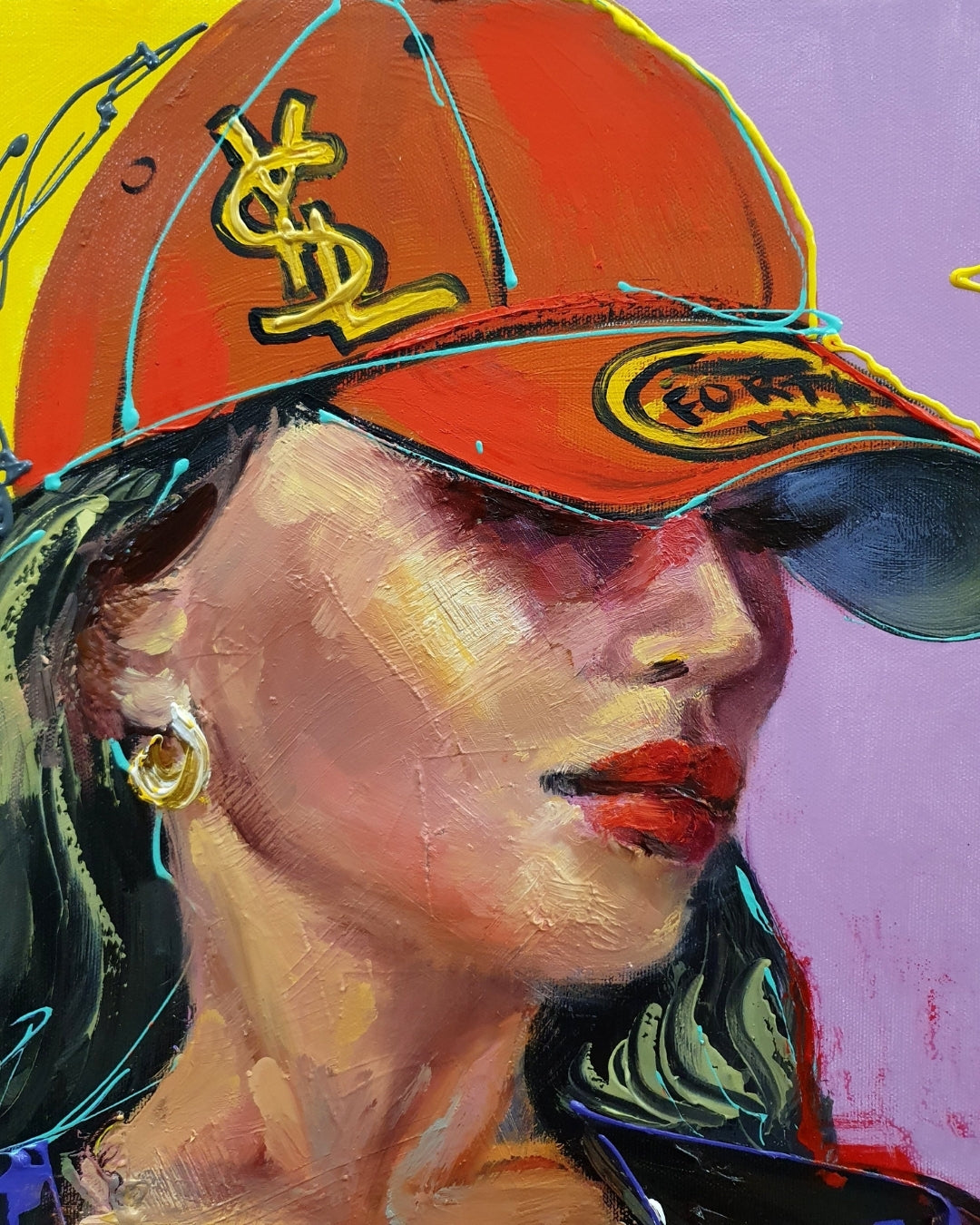 Ölgemälde von Vadim Lazarev, 100 × 70 cm. Eine stilisierte Frau in luxuriöser Kleidung mit markanten Logos, roter Kappe und offenem Oberteil. Farbenfroher Hintergrund mit dynamischen Pinselstrichen in Gelb, Blau, Rot und Lila. Ausdrucksstarke Komposition zwischen Street-Art, Mode und figürlicher Malerei.