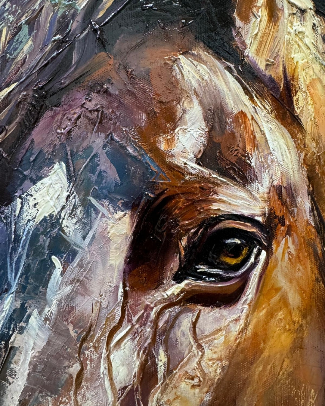 Detail, Auge von: Ein detailreiches Ölgemälde von Vadim Lazarev (Das Pferd), das den Kopf eines braunen Pferdes mit wehender Mähne zeigt. Die dynamischen Pinselstriche und pastosen Farbschichten verleihen dem Bild Bewegung und Tiefe. Warme Erdtöne, kombiniert mit kühlen Lichtreflexen, betonen die Kraft und Anmut des Tieres. Der Hintergrund ist impressionistisch gehalten, wodurch das Pferd lebendig und ausdrucksstark wirkt.