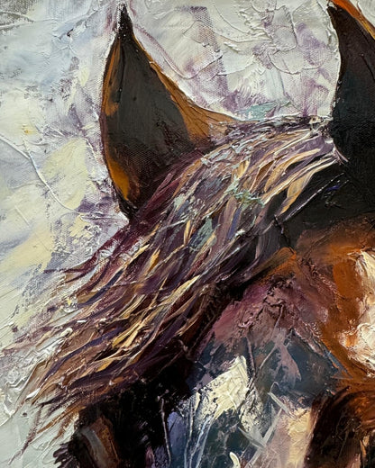 Detail von: Ein detailreiches Ölgemälde von Vadim Lazarev (Das Pferd), das den Kopf eines braunen Pferdes mit wehender Mähne zeigt. Die dynamischen Pinselstriche und pastosen Farbschichten verleihen dem Bild Bewegung und Tiefe. Warme Erdtöne, kombiniert mit kühlen Lichtreflexen, betonen die Kraft und Anmut des Tieres. Der Hintergrund ist impressionistisch gehalten, wodurch das Pferd lebendig und ausdrucksstark wirkt.