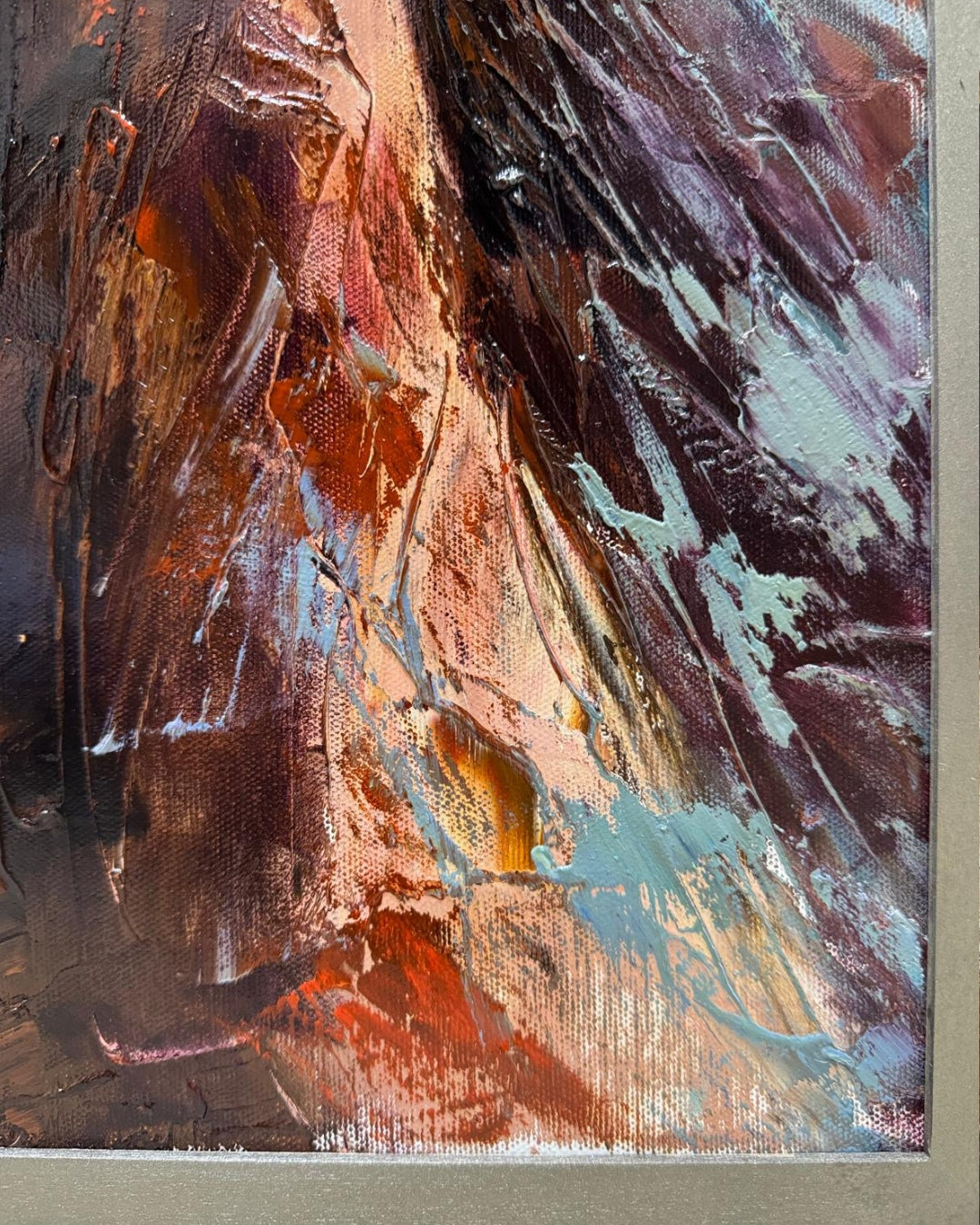 Detail von: Ein detailreiches Ölgemälde von Vadim Lazarev (Das Pferd), das den Kopf eines braunen Pferdes mit wehender Mähne zeigt. Die dynamischen Pinselstriche und pastosen Farbschichten verleihen dem Bild Bewegung und Tiefe. Warme Erdtöne, kombiniert mit kühlen Lichtreflexen, betonen die Kraft und Anmut des Tieres. Der Hintergrund ist impressionistisch gehalten, wodurch das Pferd lebendig und ausdrucksstark wirkt.