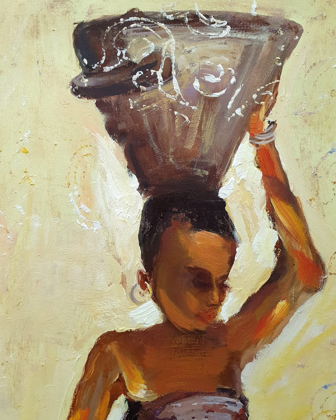 Das Gemälde Die Frauen von Vadim Lazarev zeigt eine Gruppe von Frauen mit großen Körben auf dem Kopf, in fließenden Gewändern und warmen Sandtönen. Ihre Gesichtszüge sind bewusst abstrahiert, sodass der Fokus auf der Bewegung und dem Ausdruck der Figuren liegt. Die Textur des Farbauftrags und sanfte, impressionistische Lichtreflexe verleihen dem Werk eine lebendige Tiefe. Eine Hommage an Weiblichkeit, Gemeinschaft und Tradition.