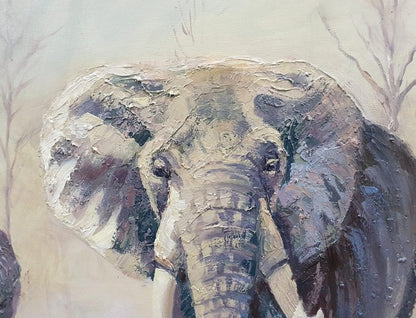Ein beeindruckendes Ölgemälde von Vadim Lazarev (Elefanten), das eine Gruppe von Elefanten in warmen Braun-, Ocker- und Grautönen zeigt. Die expressive Maltechnik mit starken Pinselstrichen und pastosem Farbauftrag verleiht der Szene eine lebendige, fast greifbare Tiefe. Der Hintergrund bleibt abstrakt und atmosphärisch, wodurch der Fokus auf die monumentale Erscheinung der Tiere gelenkt wird. Eine eindrucksvolle Darstellung von Kraft und Ruhe.