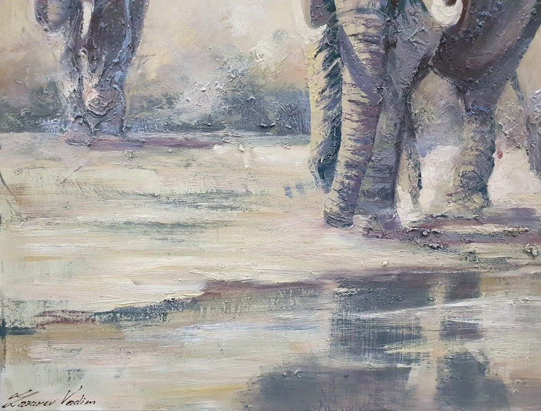 Ein beeindruckendes Ölgemälde von Vadim Lazarev (Elefanten), das eine Gruppe von Elefanten in warmen Braun-, Ocker- und Grautönen zeigt. Die expressive Maltechnik mit starken Pinselstrichen und pastosem Farbauftrag verleiht der Szene eine lebendige, fast greifbare Tiefe. Der Hintergrund bleibt abstrakt und atmosphärisch, wodurch der Fokus auf die monumentale Erscheinung der Tiere gelenkt wird. Eine eindrucksvolle Darstellung von Kraft und Ruhe.