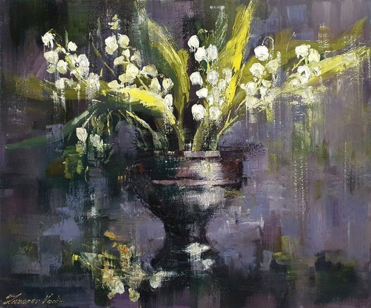 Ölgemälde von Vadim Lazarev, 50 × 60 cm. Eine dunkle Vase mit filigranen Maiglöckchen vor einem atmosphärisch gehaltenen, violett-grünen Hintergrund. Feine Details und weiche Farbverläufe verleihen dem Bild Tiefe und Ausdruck.