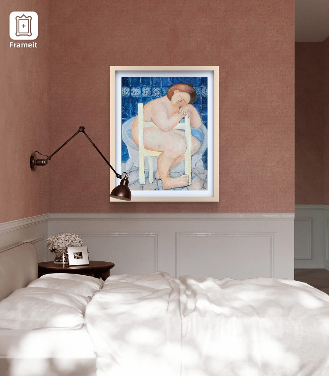 Gemälde "Frau im Badezimmer" von Vera Stein (80x60 cm). Eine volle, nackte Frau mit kurzen braunen Haaren sitzt schlafend auf einem hellen Holzstuhl in einer Badewanne. Der Hintergrund ist eine blau geflieste Wand, der Boden gefliest. Die Hauttöne sind rosa-orange, das Wasser in der Wanne blau. Eine Szene der Entspannung und Intimität.