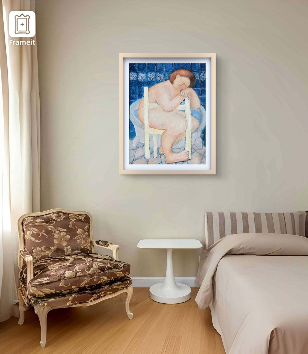 Gemälde "Frau im Badezimmer" von Vera Stein (80x60 cm). Eine volle, nackte Frau mit kurzen braunen Haaren sitzt schlafend auf einem hellen Holzstuhl in einer Badewanne. Der Hintergrund ist eine blau geflieste Wand, der Boden gefliest. Die Hauttöne sind rosa-orange, das Wasser in der Wanne blau. Eine Szene der Entspannung und Intimität.