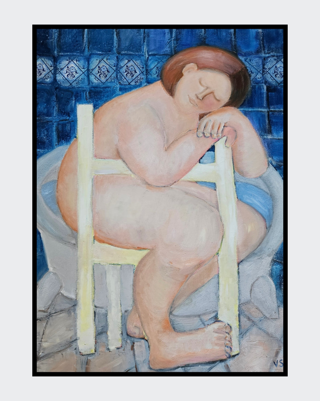 Gemälde "Frau im Badezimmer" von Vera Stein (80x60 cm). Eine volle, nackte Frau mit kurzen braunen Haaren sitzt schlafend auf einem hellen Holzstuhl in einer Badewanne. Der Hintergrund ist eine blau geflieste Wand, der Boden gefliest. Die Hauttöne sind rosa-orange, das Wasser in der Wanne blau. Eine Szene der Entspannung und Intimität.