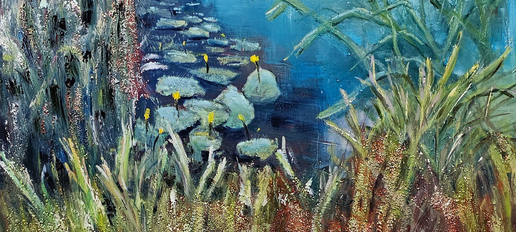 Expressives Acrylgemälde von Vera Stein: Dicker Farbauftrag zeigt Seerosen mit gelben Blüten in blau-grünem Wasser, umgeben von dichtem Schilf. 