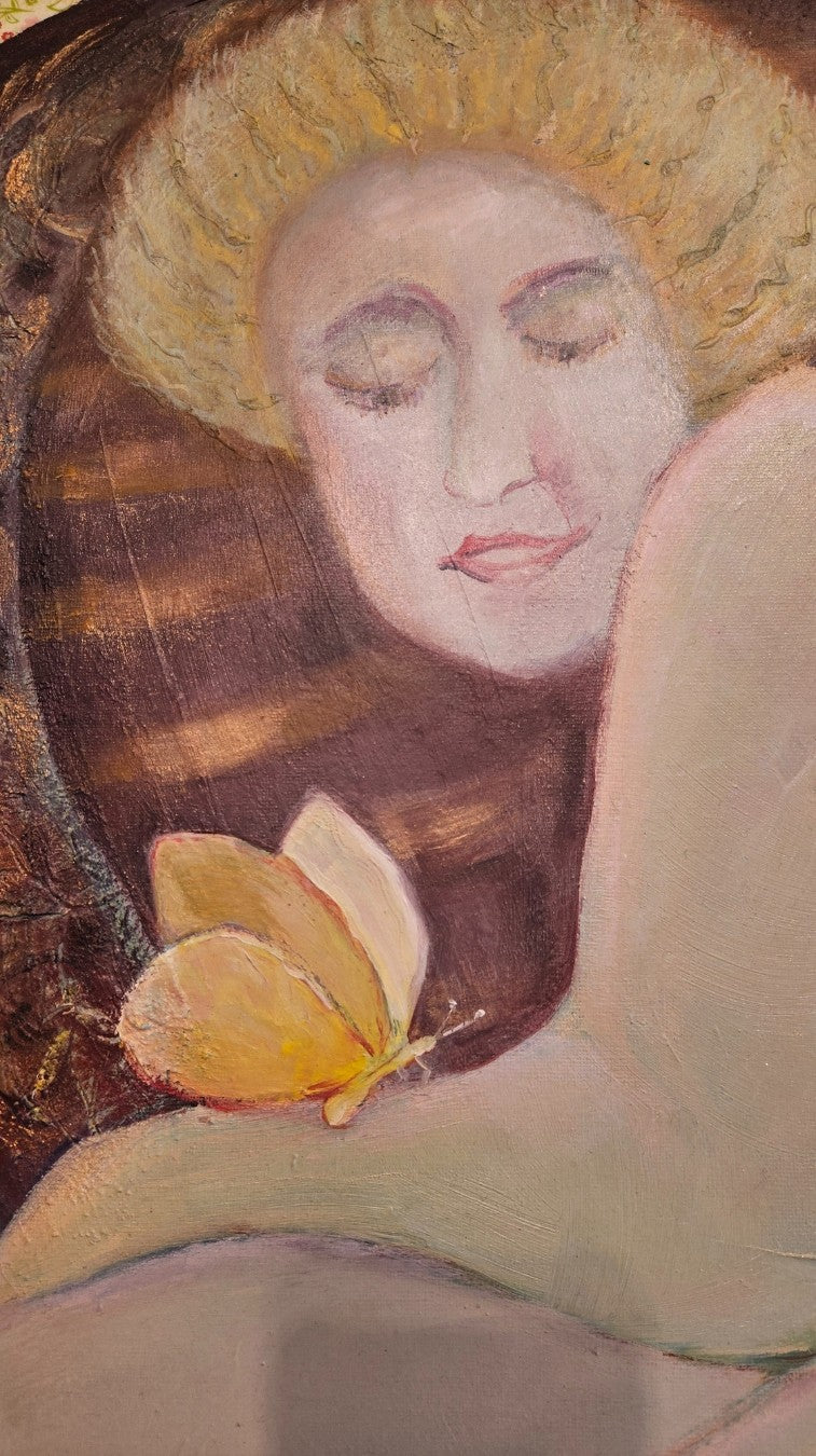 Gemälde "Schmetterling" von Vera Stein. Eine kurvige, helle Frau mit gelbem Haar liegt entspannt auf einem antiken, gepolsterten Sessel. Sie hält einen zarten, gelb-weißen Schmetterling in ihrer Hand. Der Hintergrund ist reich an Mustern in Gold- und Rosatönen, die Stimmung ist harmonisch und intim. ARTSPACER