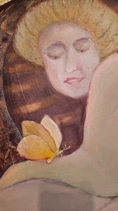 Gemälde "Schmetterling" von Vera Stein. Eine kurvige, helle Frau mit gelbem Haar liegt entspannt auf einem antiken, gepolsterten Sessel. Sie hält einen zarten, gelb-weißen Schmetterling in ihrer Hand. Der Hintergrund ist reich an Mustern in Gold- und Rosatönen, die Stimmung ist harmonisch und intim. ARTSPACER