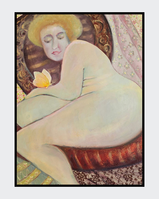 Gemälde "Schmetterling" von Vera Stein. Eine kurvige, helle Frau mit gelbem Haar liegt entspannt auf einem antiken, gepolsterten Sessel. Sie hält einen zarten, gelb-weißen Schmetterling in ihrer Hand. Der Hintergrund ist reich an Mustern in Gold- und Rosatönen, die Stimmung ist harmonisch und intim.