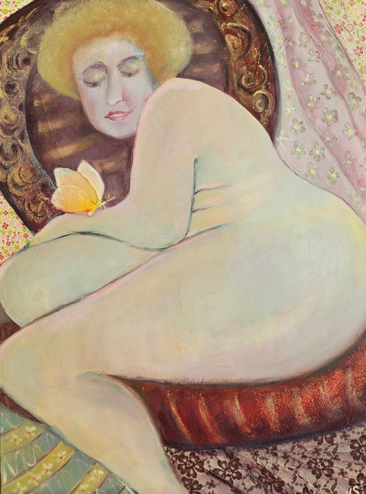 Gemälde "Schmetterling" von Vera Stein. Eine kurvige, helle Frau mit gelbem Haar liegt entspannt auf einem antiken, gepolsterten Sessel. Sie hält einen zarten, gelb-weißen Schmetterling in ihrer Hand. Der Hintergrund ist reich an Mustern in Gold- und Rosatönen, die Stimmung ist harmonisch und intim.