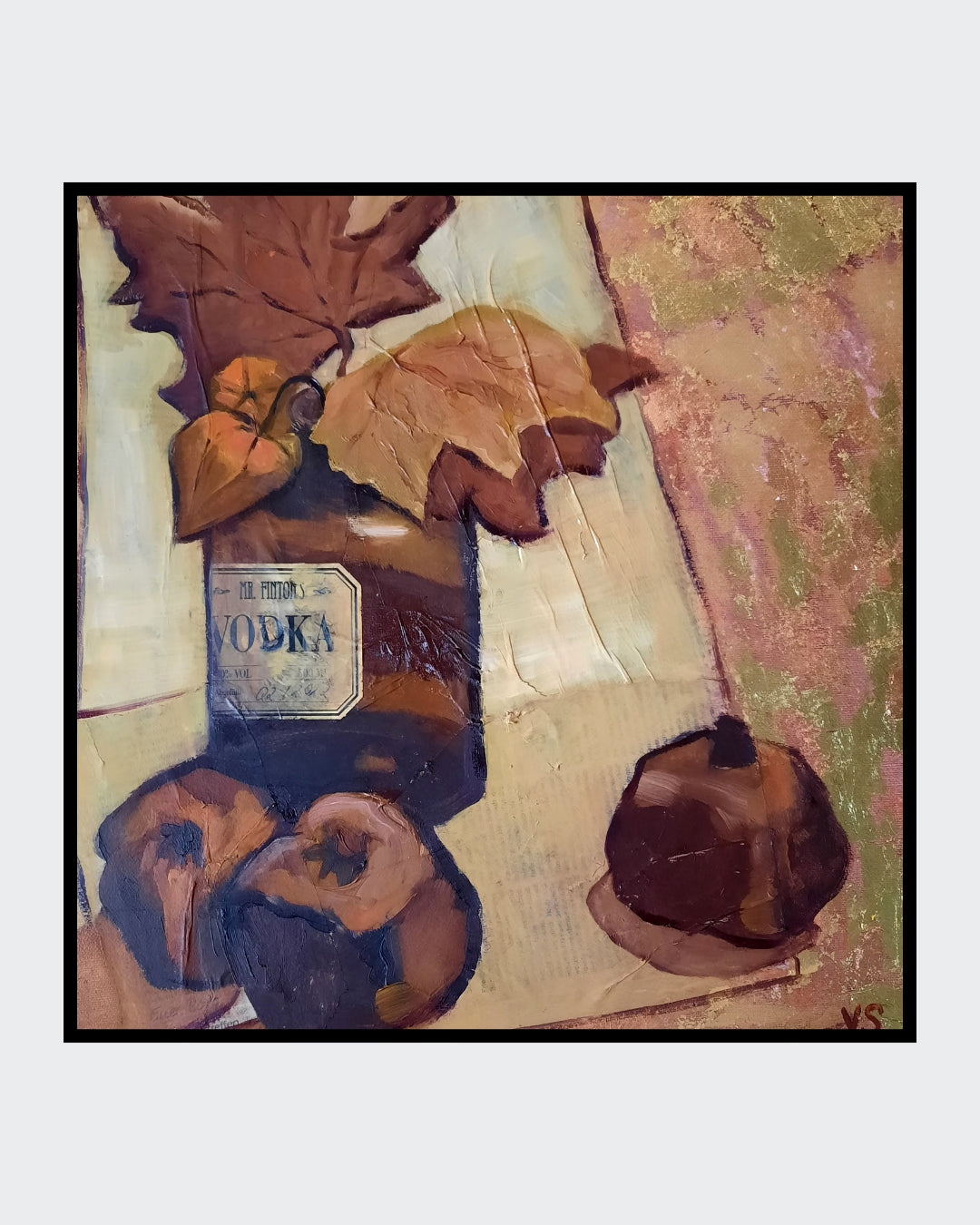 Stillleben-Gemälde "Stillleben mit Granatapfel und Wodka" von Vera Stein. Eine dunkle Wodkaflasche mit Etikett steht auf zerknülltem Papier, umgeben von großen braunen Herbstblättern und drei dunklen, getrockneten Granatäpfeln. Der Hintergrund ist eine Mischung aus Gold, Beige und Braun, teils mit sichtbaren Strukturen. Der Stil ist expressiv und materialreich.