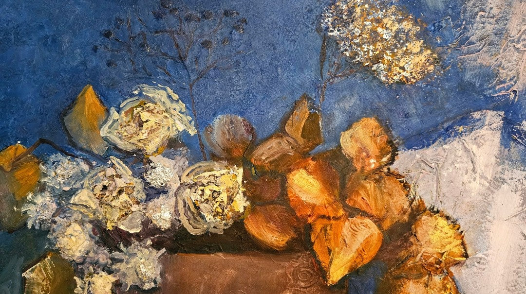 Expressives Stillleben von Vera Stein in Blau und Braun. Eine klobige, dunkle Vase hält weiße, getrocknete Blumen und leuchtend orangefarbene Physalis-Lampions. Der Hintergrund ist eine stark strukturierte Fläche in tiefem und hellem Blau, unterbrochen von einem breiten weißen Pinselstrich. Rechts unten liegt eine runde, gelbe Frucht.