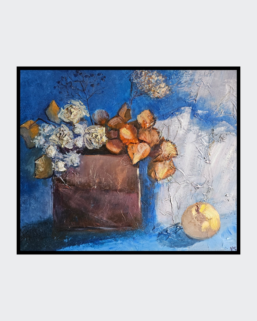 Expressives Stillleben von Vera Stein in Blau und Braun. Eine klobige, dunkle Vase hält weiße, getrocknete Blumen und leuchtend orangefarbene Physalis-Lampions. Der Hintergrund ist eine stark strukturierte Fläche in tiefem und hellem Blau, unterbrochen von einem breiten weißen Pinselstrich. Rechts unten liegt eine runde, gelbe Frucht.