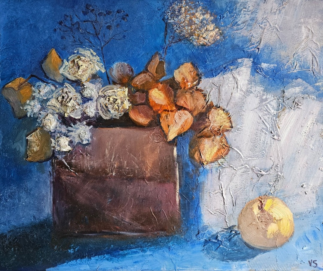 Expressives Stillleben von Vera Stein in Blau und Braun. Eine klobige, dunkle Vase hält weiße, getrocknete Blumen und leuchtend orangefarbene Physalis-Lampions. Der Hintergrund ist eine stark strukturierte Fläche in tiefem und hellem Blau, unterbrochen von einem breiten weißen Pinselstrich. Rechts unten liegt eine runde, gelbe Frucht.