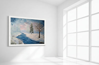 Gemälde "Winter am Fluss" von Lisa Tahar. Öl auf Leinwand, 50x70 cm. Zeigt eine verschneite Winterlandschaft mit einem blauen Fluss, schneebedeckten Tannen und einem kahlen Baum.