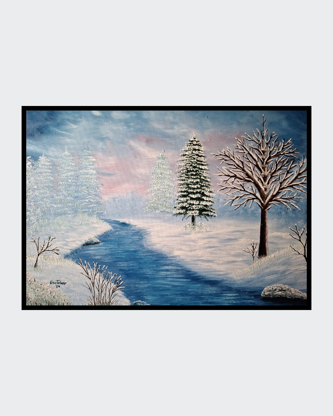 Gemälde "Winter am Fluss" von Lisa Tahar. Öl auf Leinwand, 50x70 cm. Zeigt eine verschneite Winterlandschaft mit einem blauen Fluss, schneebedeckten Tannen und einem kahlen Baum.