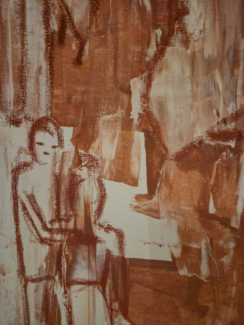 Abstrakt-figuratives Gemälde „Nocturne of Surrender“ von Yasmin Thiele-Erciyas. Expressive Pinselstriche in warmem Terrakotta und Weiß auf Leinwand werden durch skizzenhafte Figuren in Ölkreide und markante blaue Farbakzente ergänzt.