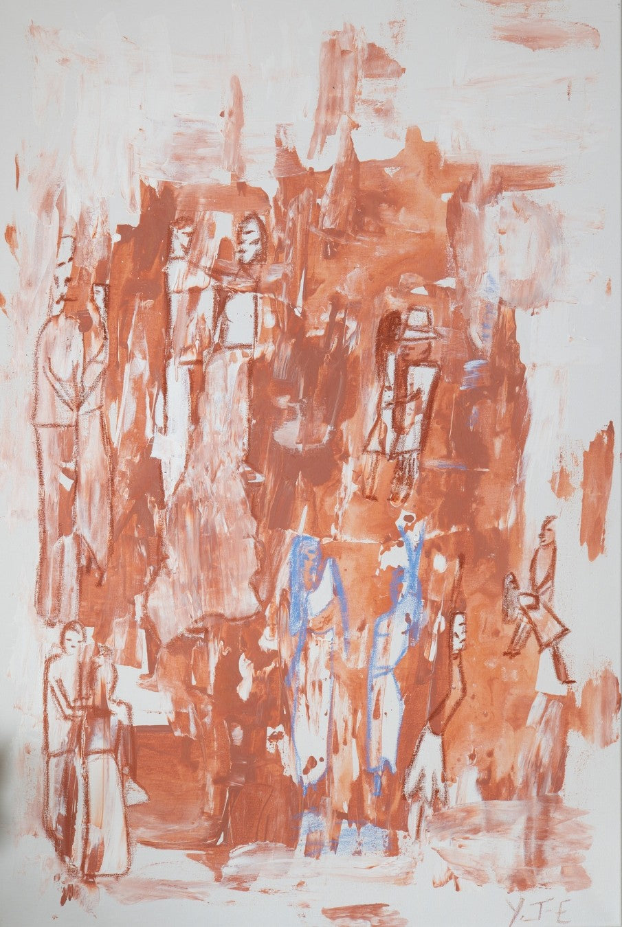 Abstrakt-figuratives Gemälde „Nocturne of Surrender“ von Yasmin Thiele-Erciyas. Expressive Pinselstriche in warmem Terrakotta und Weiß auf Leinwand werden durch skizzenhafte Figuren in Ölkreide und markante blaue Farbakzente ergänzt.