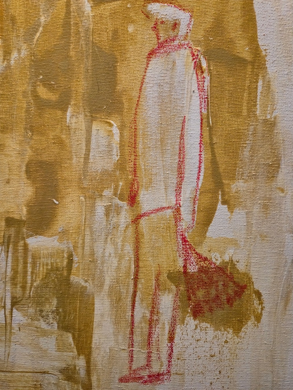 Abstrakt-figurative Malerei „States of Devotion“ von Yasmin Thiele-Erciyas. Sanfte, großflächige Pinselstriche in warmen Ocker-, Gold- und Sandtönen auf weißem Grund bilden eine atmosphärische Kulisse für skizzenhafte, fragile Figuren in Ölkreide, die in verschiedenen Interaktionen zueinander stehen.