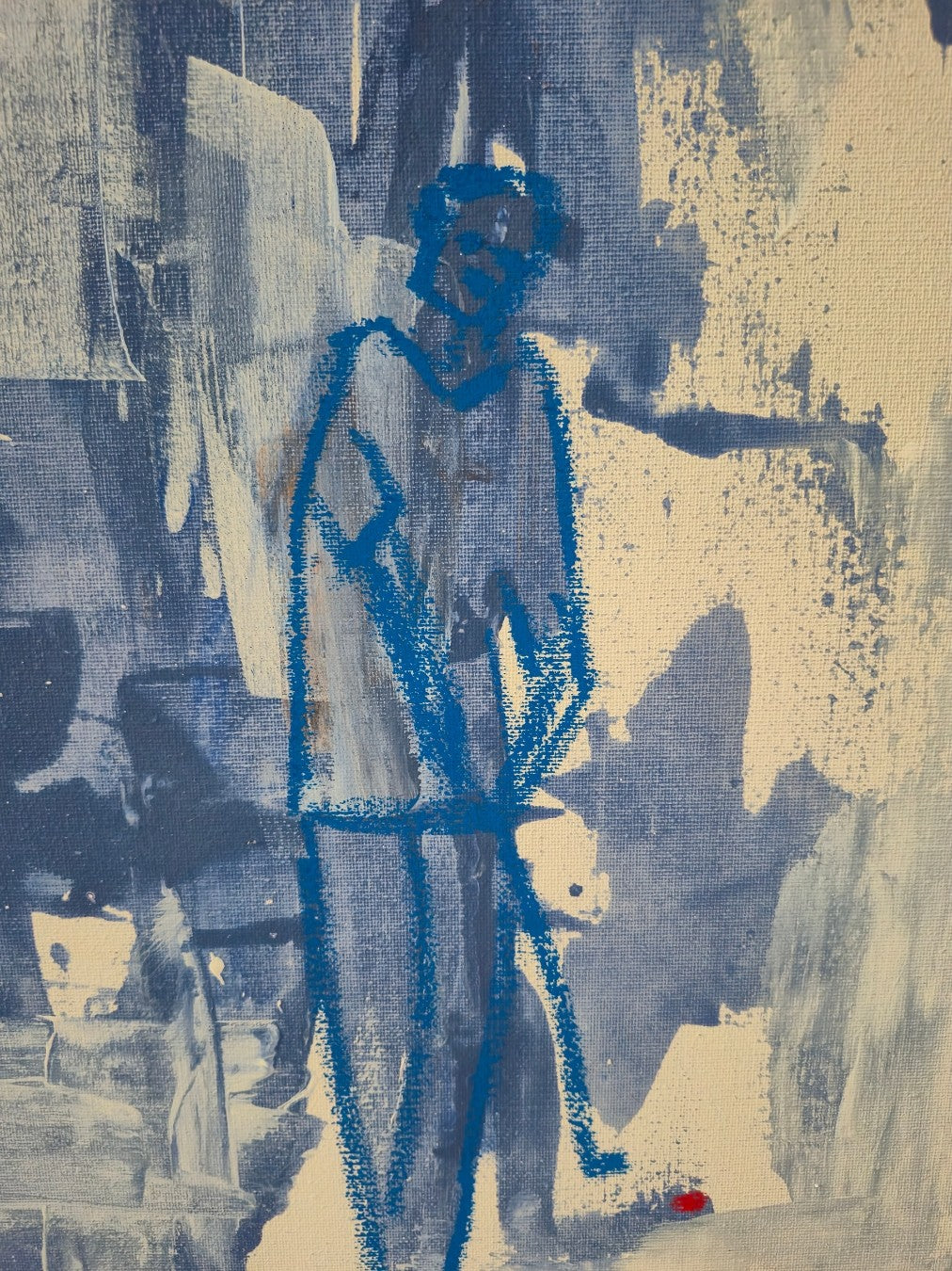 Abstrakt-figuratives Gemälde „Tender Equilibrium“ von Yasmin Thiele-Erciyas. Vertikale, dynamische Pinselstriche in verschiedenen Blaustufen und Weiß dominieren die Leinwand. Inmitten dieser kühlen Farbräume sind mehrere menschliche Silhouetten mit Ölkreide skizziert, wobei eine Figur im oberen Bereich durch warme, rötliche Konturen hervorgehoben wird.