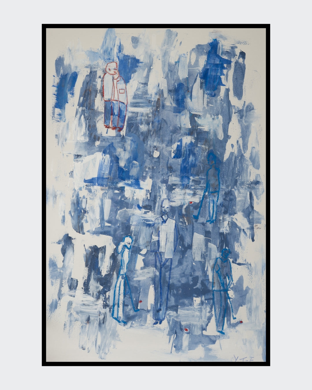 Abstrakt-figuratives Gemälde „Tender Equilibrium“ von Yasmin Thiele-Erciyas. Vertikale, dynamische Pinselstriche in verschiedenen Blaustufen und Weiß dominieren die Leinwand. Inmitten dieser kühlen Farbräume sind mehrere menschliche Silhouetten mit Ölkreide skizziert, wobei eine Figur im oberen Bereich durch warme, rötliche Konturen hervorgehoben wird.